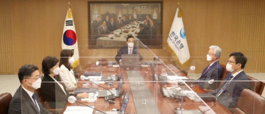 금융통화위원회 회의 모습 (한국은행 제공)